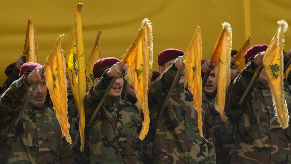 Combatientes de Hezbolá presentes en el funeral de tres de sus miembros, entre ellos Haitham Tabatabaí, alto mando militar, en noviembre de 2025.