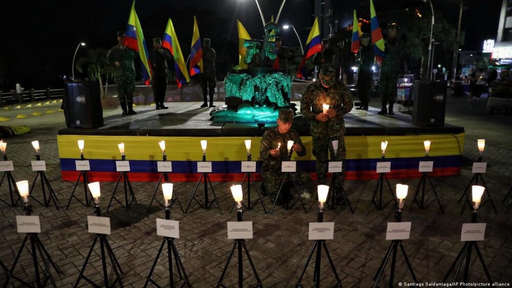 Soldados encienden velas con los nombres de las víctimas del accidente del avión militar durante una vigilia en Cali. Soldados encienden velas con los nombres de las víctimas del accidente del avión militar durante una vigilia en Cali.
