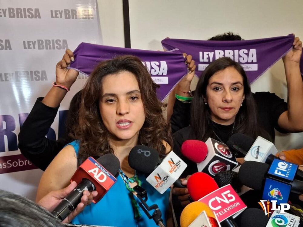 Brisa de Angulo ante los medios de comunicación