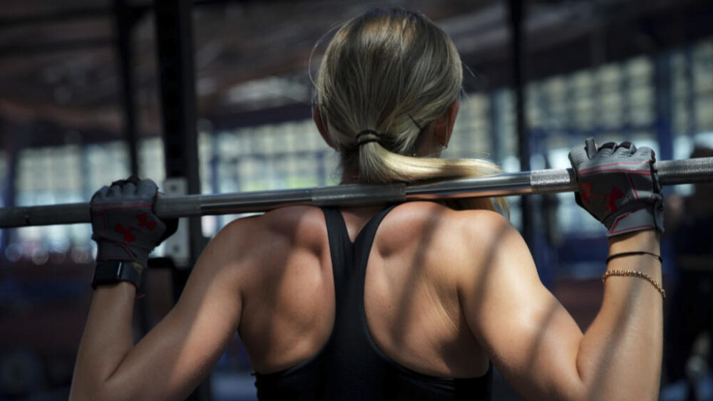 La deportista ucraniana Kateryna Tabashnyk se entrena como parte de su preparación para clasificarse para los Juegos Olímpicos de París, en un gimnasio de Monte Gordo, Portugal, el miércoles 8 de mayo de 2024. (Ilustración)