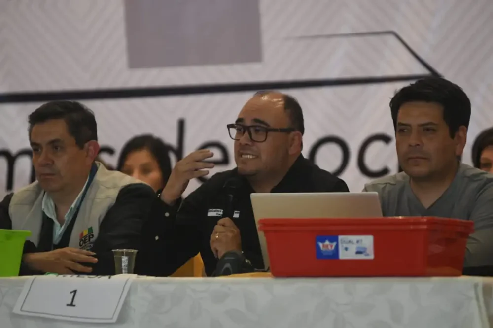 El presidente del TSE, Gustavo Ávila, brinda una conferencia de prensa. (Foto: APG)