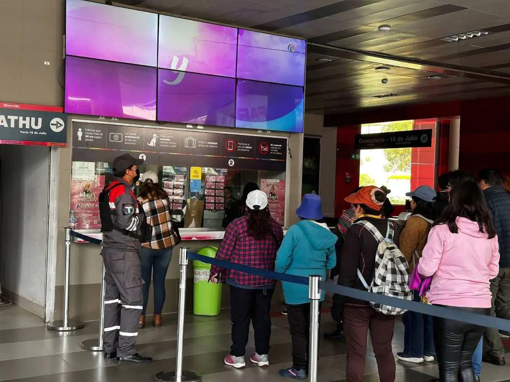 Usuarios realizan filas para la compra de boletos. FOTO: Obras Públicas