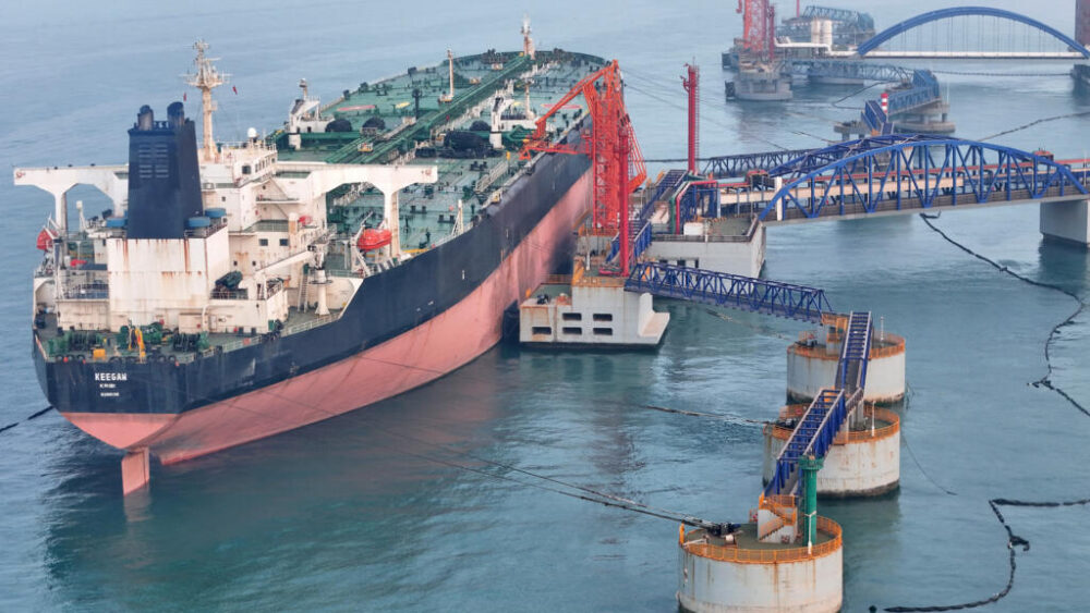 Esta fotografía, tomada el 26 de marzo de 2026, muestra un petrolero descargando crudo en un puerto de Yantai, en la provincia de Shandong, al este de China.
