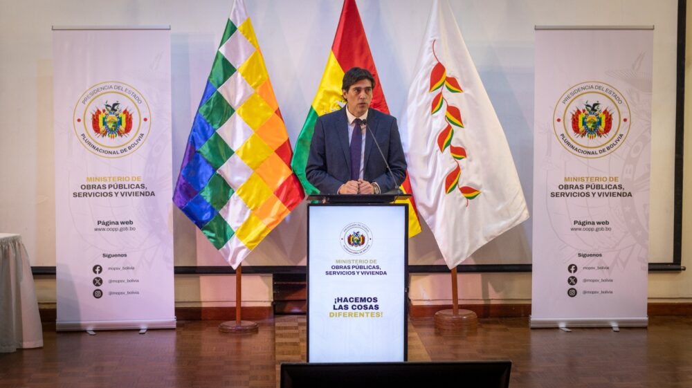 El ministro de Obras Públicas, Servicios y Vivienda, Mauricio Zamora en la rendición de cuentas de esa cartera. Foto: MOPSV.