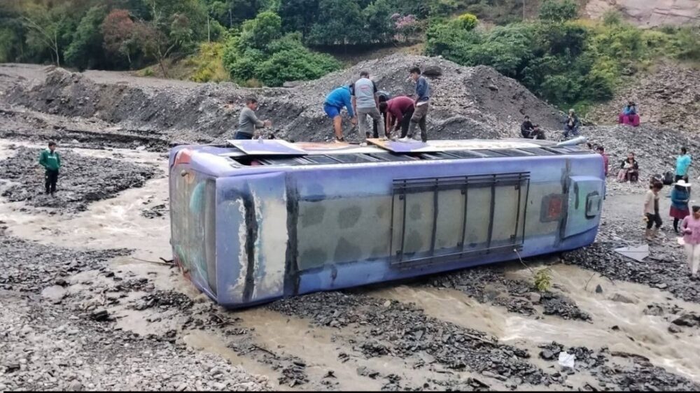 La Paz: bus intenta cruzar un río y sufre un vuelco lateral, hay varios heridos- La Paz: bus intenta cruzar un río y sufre un vuelco lateral, hay varios heridos