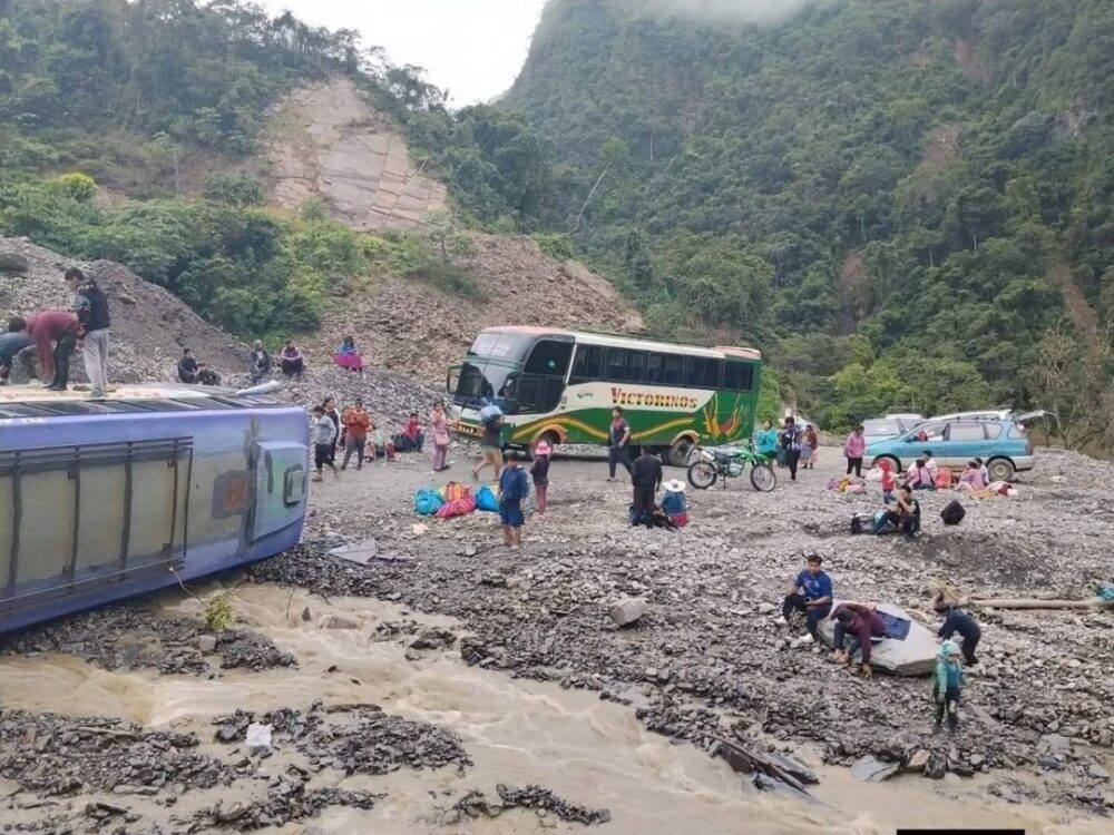 La Paz: bus intenta cruzar un río y sufre un vuelco lateral, hay varios heridos- La Paz: bus intenta cruzar un río y sufre un vuelco lateral, hay varios heridos