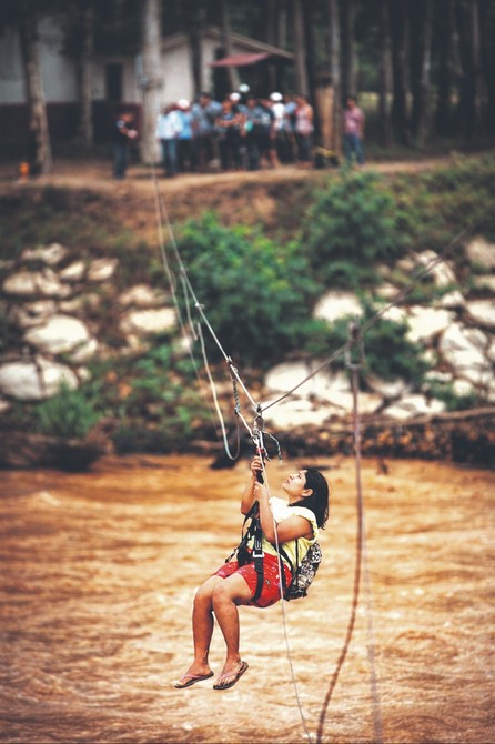 Pobladores de Colpa Bélgica desafían la corriente del río a la espera de un puente