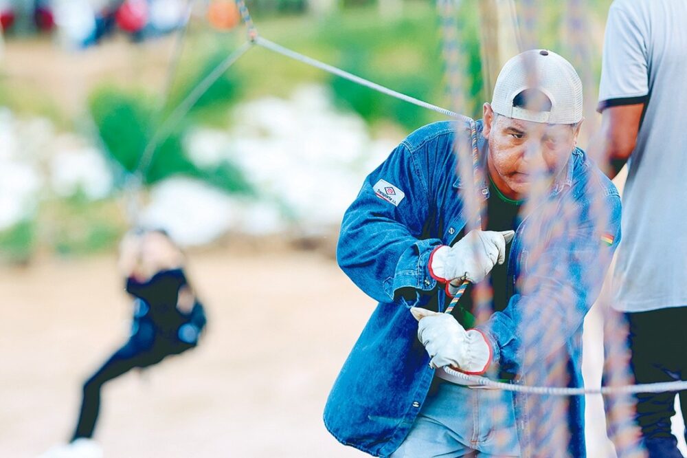 Pobladores de Colpa Bélgica desafían la corriente del río a la espera de un puente