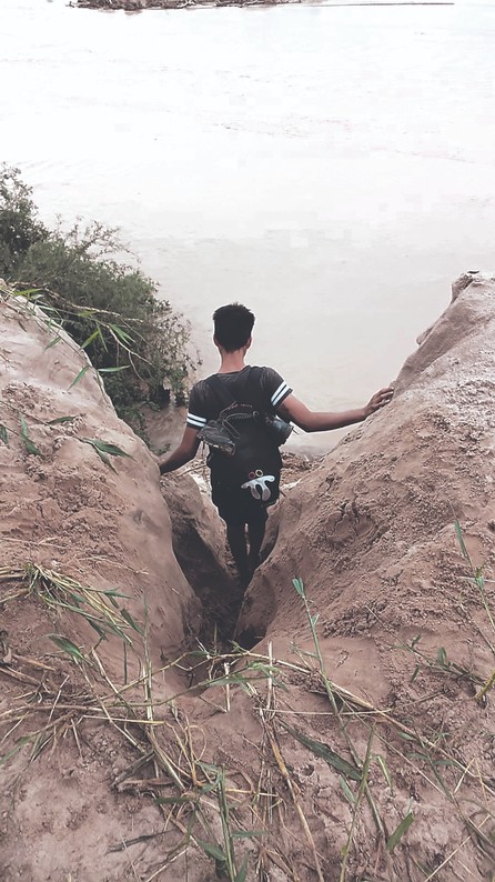 Pobladores de Colpa Bélgica desafían la corriente del río a la espera de un puente