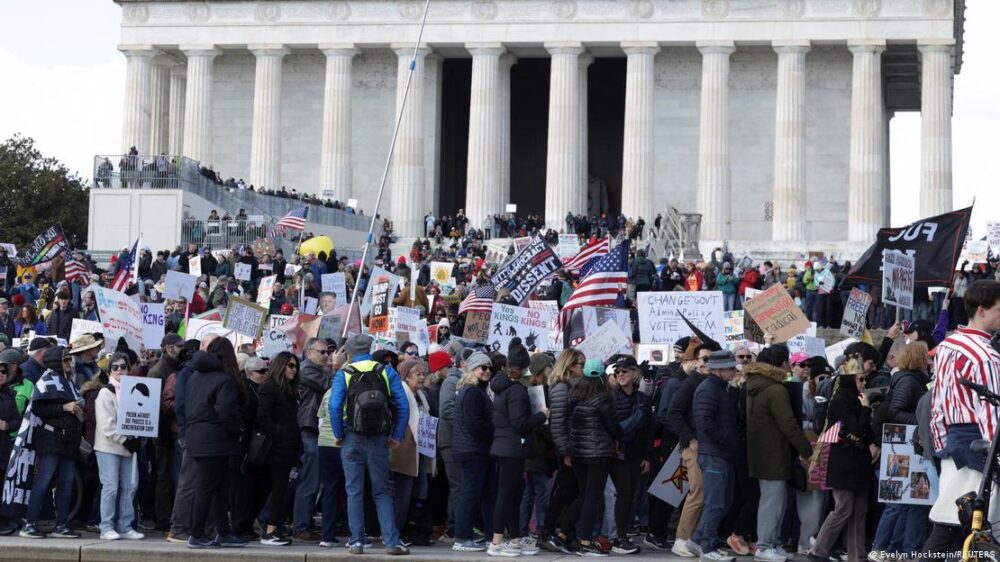 En Washington, D.C. los manifestantes protestaron frente al icónico Monumento a Lincoln de la capital estadounidense. (28.03.2026) En Washington, D.C. los manifestantes protestaron frente al icónico Monumento a Lincoln de la capital estadounidense. (28.03.2026)
