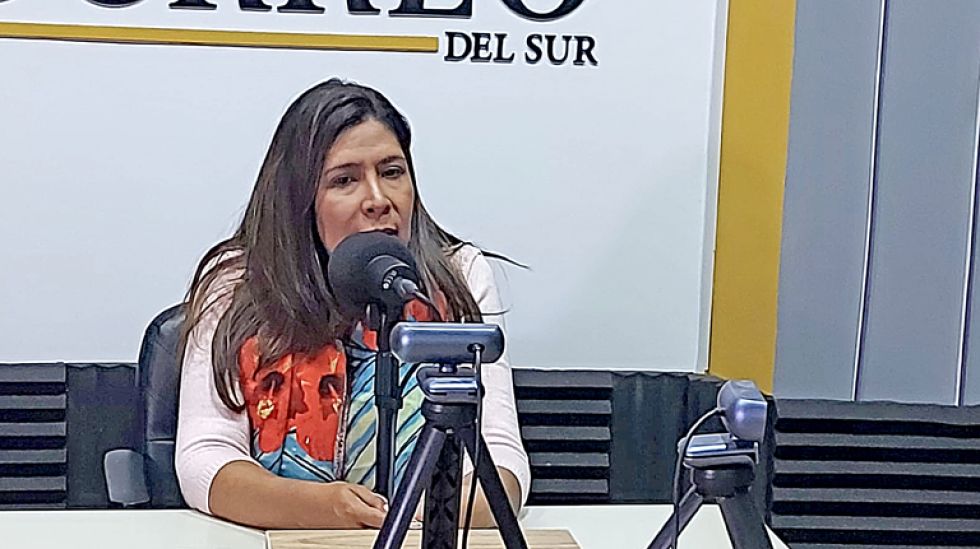 ENTREVISTADA. Fátima Tardío, alcaldesa electa de Sucre, en la cabina de Correo del Sur Radio.