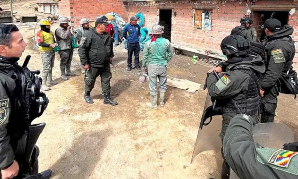 La Policía llegó al lugar para trasladar a los posible jucus a la Felcc. Foto: El Potosí
