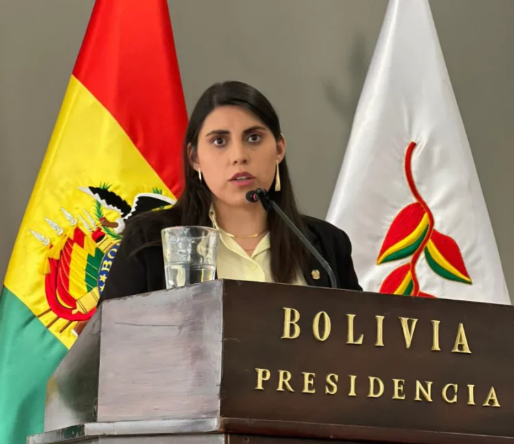 La viceministra de Autonomías, Andrea Barrientos, en conferencia de prensa. Foto: Archivo.
