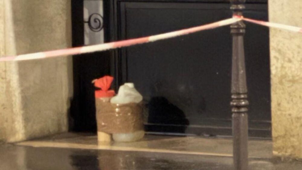 El 28 de marzo de 2026, un adolescente de 17 años fue detenido cerca de los Campos Elíseos, en el distrito 8 de París. Este joven acababa de intentar encender un artefacto casero, compuesto por líquido y pirotecnia.