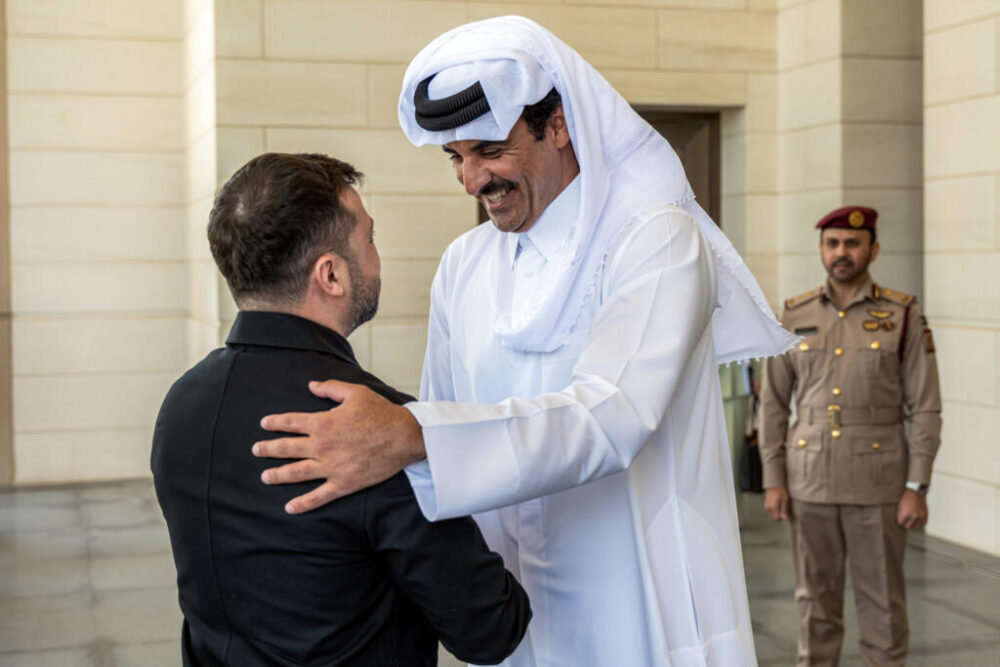 El emir catarí, Tamim bin Hamad al Thani (dcha), recibe al presidente ucraniano, Volodimir Zelenski, el 28 de marzo de 2026 en el palacio de Lusail, en Doha