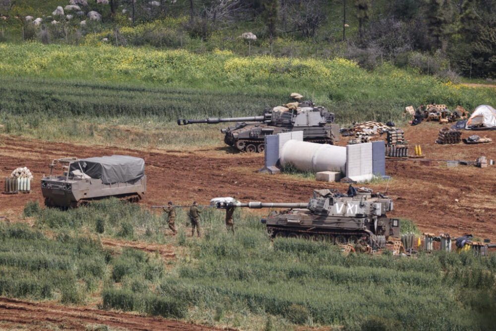 Soldados israelíes aparecen junto a un obús Howitzer en la frontera entre Israel y Líbano, el 28 de marzo de 2026