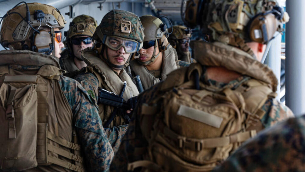 Soldados estadounidenses a bordo del buque de asalto anfibio «Tripoli», que llegó a Oriente Medio el sábado 28 de marzo.