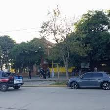 Un alumno entró armado a una escuela de Santa Fe y mató a un compañero Un alumno de 15 años ingresó armado y mató a un compañero de 13 en una escuela