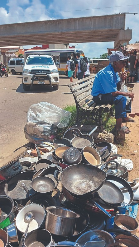 Los ambulantes instalan puestos incluso bajo el viaducto del Plan- Los ambulantes instalan puestos incluso bajo el viaducto del Plan