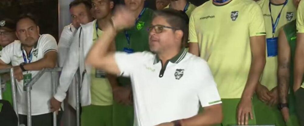 El técnico de la Verde prometió lograr la clasificación gracias al apoyo de los hinchas durante el banderazo. El técnico de la Verde prometió lograr la clasificación gracias al apoyo de los hinchas durante el banderazo.