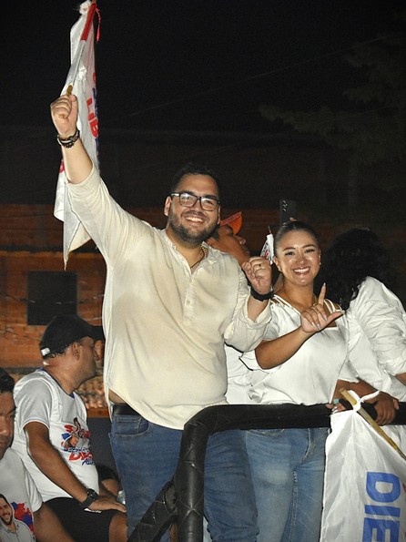 Diego Caballero, el alcalde más joven de San José de Chiquitos, llega triunfante a su municipio- Diego Caballero, el alcalde más joven de San José de Chiquitos, llega triunfante a su municipio