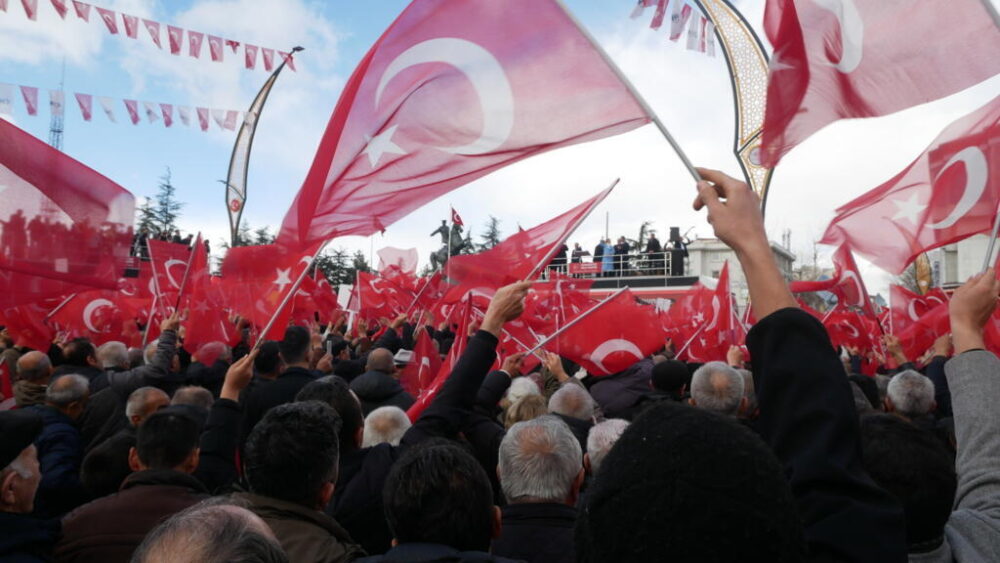 Partidarios de la oposición reunidos frente al autobús del partido (CHP) durante un mitin en Niğde, Turquía, el 7 de febrero de 2026.