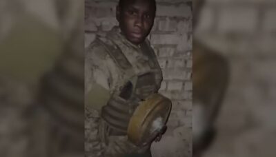 La brutal imagen de un miliciano africano que los rusos enviaron al frente en Ucrania con una mina antipersonal en su pecho