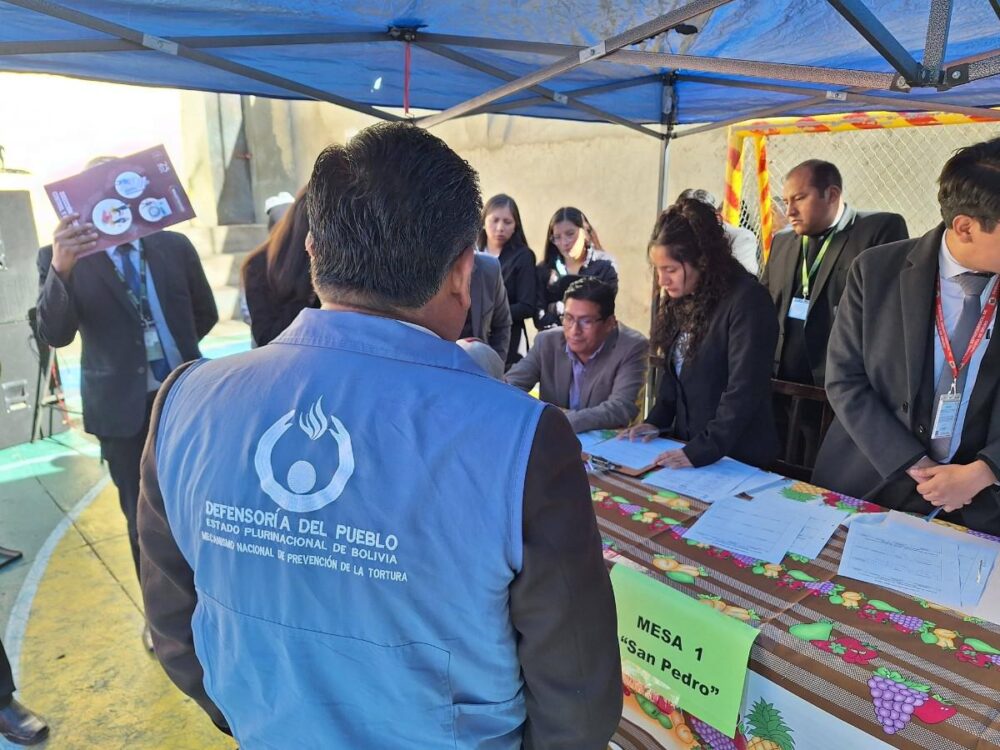 autoridades reciben a los internos