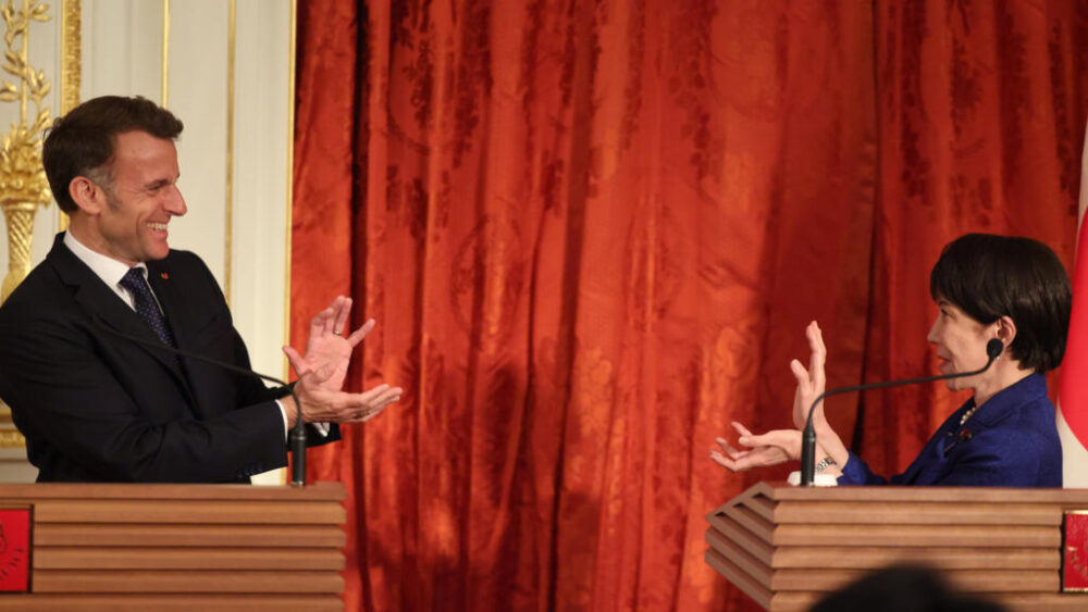 En un momento de distensión, Macron y Takaichi hacen el gesto del «kamehameha» del popular manga «Dragon Ball»