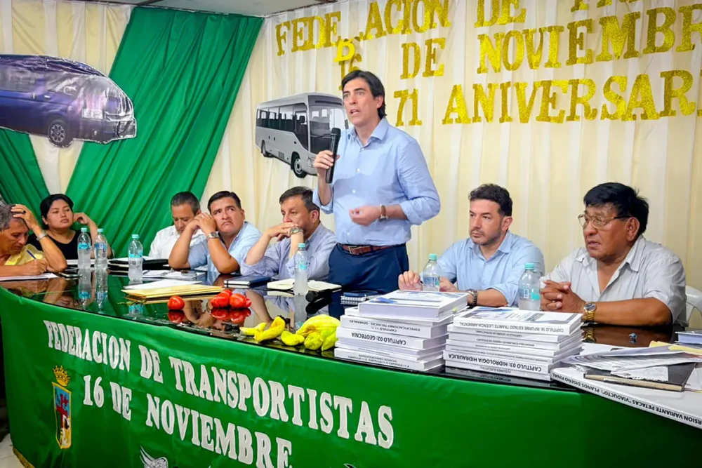 La junta de Zamora con representantes del transporte cruceño. Foto: Ministerio de Obras Públicas