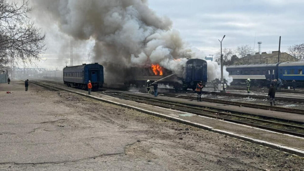 Los bomberos extinguen un incendio en un tren de pasajeros tras ser alcanzado por un ataque con drones rusos, en el marco de la invasión de Rusia a Ucrania, en una estación ferroviaria de la región de Mykolaiv, Ucrania, el 4 de marzo de 2026.