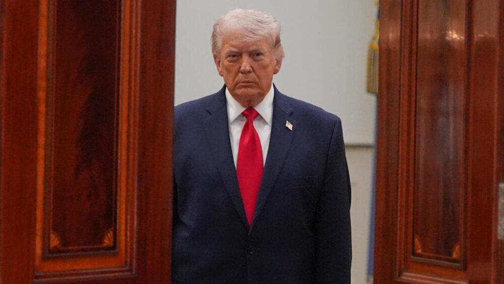 El presidente Donald Trump llega para hablar sobre la guerra con Irán desde el Cross Hall de la Casa Blanca el miércoles 1 de abril de 2026, en Washington.