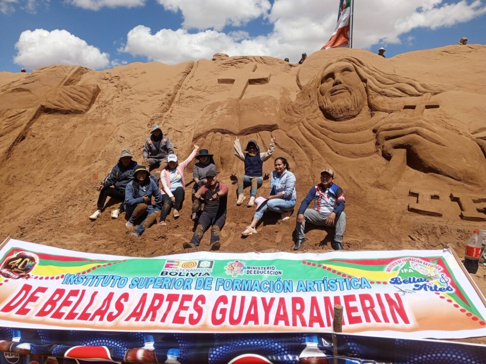 Artistas exponen pasajes de la biblia en obras en arena en los Arenales de Cochiraya en Oruro por Viernes Santo. Foto: El Escaparate.