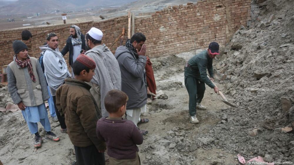 Afganistán también fue afectado por un terremoto el viernes que deja al menos ocho personas muertas. En la imagen, un grupo de personas remueve escombros tras el sismo, en Kabul (04.04.2026) Afganistán también fue afectado por un terremoto el viernes que deja al menos ocho personas muertas. En la imagen, un grupo de personas remueve escombros tras el sismo, en Kabul (04.04.2026)