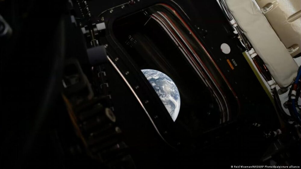 La primera foto, tomada por el comandante Reid Wiseman, muestra una sección curva de la Tierra en una de las ventanas de la cápsula. (03.04.2026) La primera foto, tomada por el comandante Reid Wiseman, muestra una sección curva de la Tierra en una de las ventanas de la cápsula. (03.04.2026)