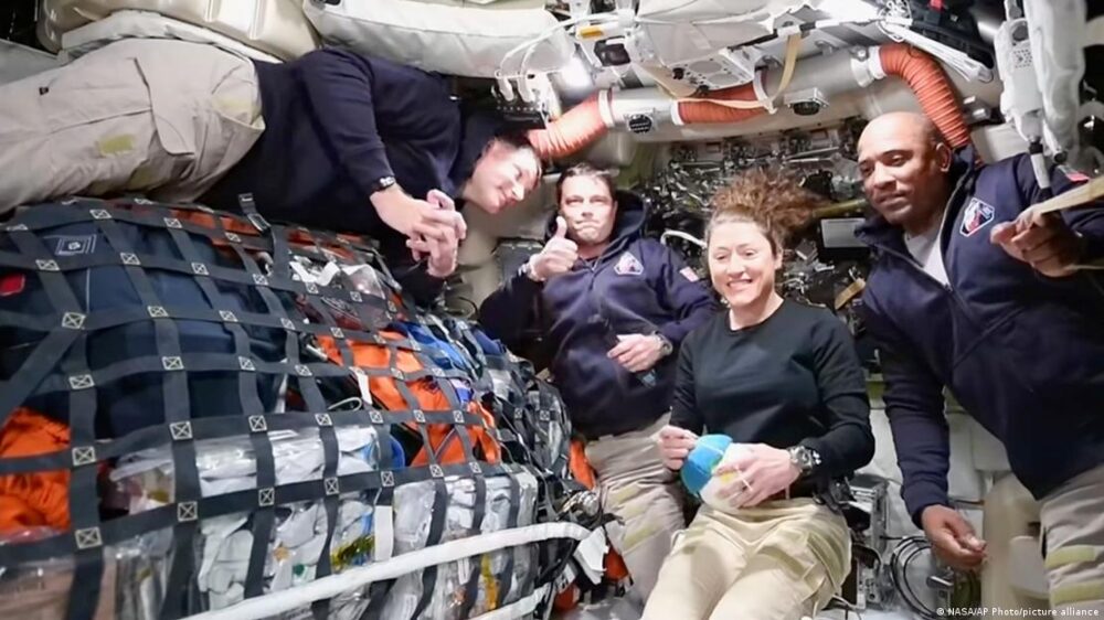 Esta imagen de un video proporcionado por la NASA muestra a la tripulación de Artemis II, de izquierda a derecha: el astronauta canadiense y especialista de misión Jeremy Hansen, el comandante Reid Wiseman, la especialista de misión Christina Koch y el piloto Victor Glover, mientras hablan con el Centro de Control de Misión de la NASA en una videoconferencia durante su viaje a la Luna. (02.04.2026) Esta imagen de un video proporcionado por la NASA muestra a la tripulación de Artemis II, de izquierda a derecha: el astronauta canadiense y especialista de misión Jeremy Hansen, el comandante Reid Wiseman, la especialista de misión Christina Koch y el piloto Victor Glover, mientras hablan con el Centro de Control de Misión de la NASA en una videoconferencia durante su viaje a la Luna. (02.04.2026)