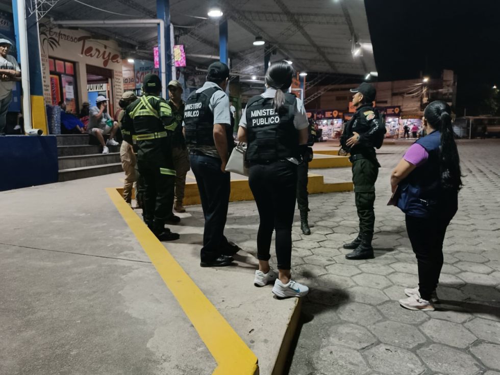 Retienen a niños que viajaban solos a Santa Cruz