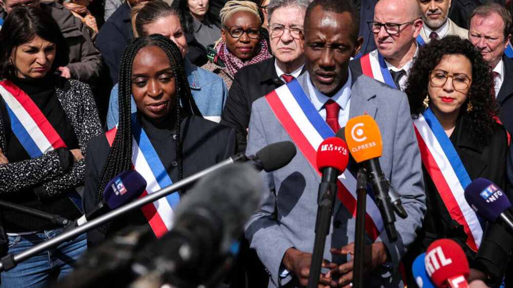 El nuevo alcalde de Saint-Denis, suburbio al norte de la capital francesa, Bally Bagayoko, durante la protesta contra el racismo.