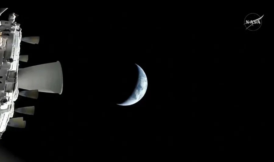 Imagen distribuida por la NASA que muestra la nave Orión de la misión Artemis II en su trayectoria de alejamiento de la Tierra.