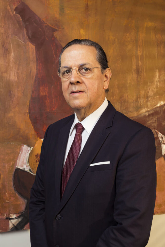 Carlos Enrique Gill Ramírez, El País