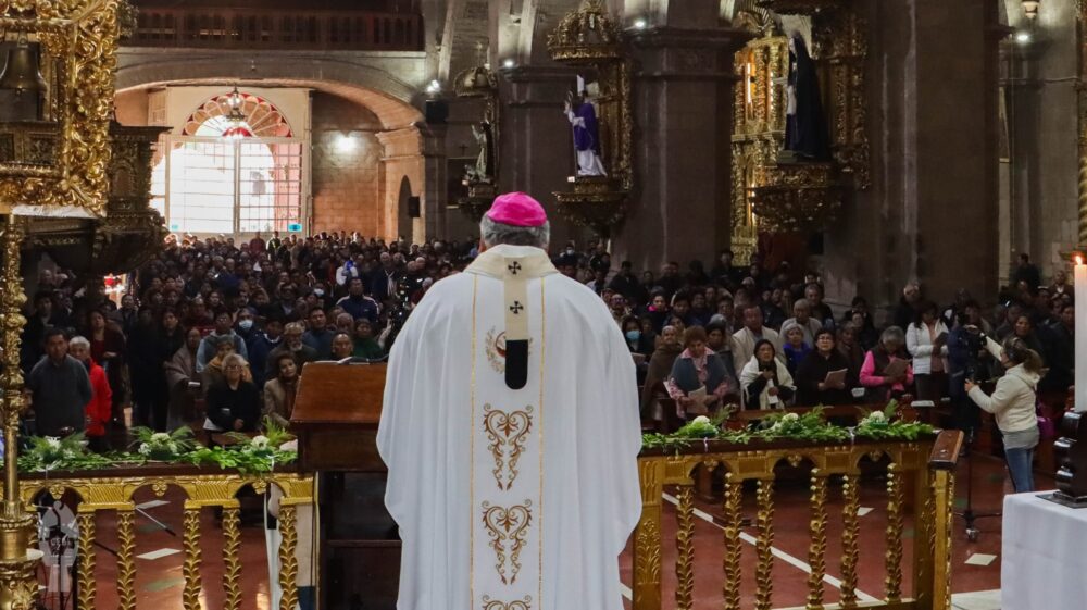 Celebración de la eucaristía del Domingo de Resurrección en Basílica Menor Nuestra Señora de los Ángeles, La Paz. Foto: Conferencia Episcopal Boliviana.