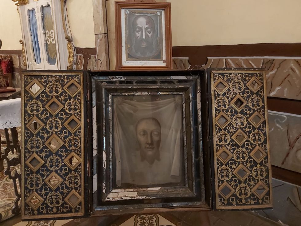 RELIQUIAS. El cuadro de la copia original de la Santa Faz de Jesús que perteneció al emperador Maximiliano de Austria que se encuentra en el Convento de Santa Teresa, de Sucre.