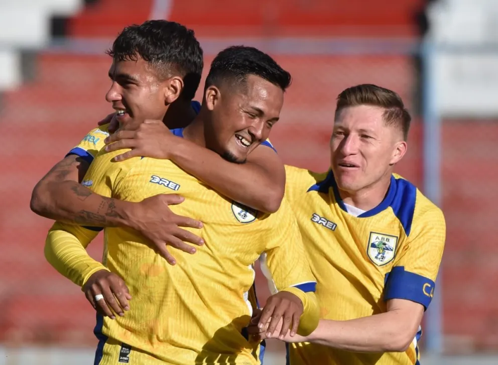 Figueroa (centro) celebra con sus compañeros el gol del triunfo para ABB. Foto: Agencia Marka Registrada.