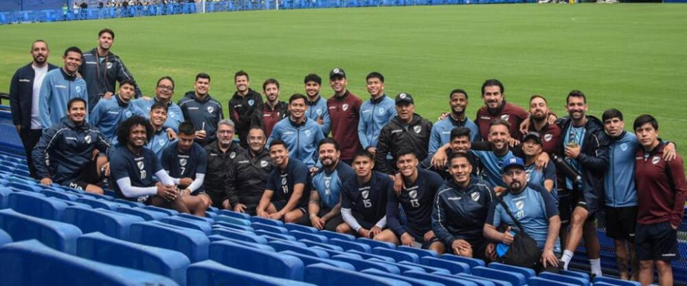 La academia paceña visitó el estadio de Boca Juniors durante su entrenamiento de este domingo. La academia paceña visitó el estadio de Boca Juniors durante su entrenamiento de este domingo.