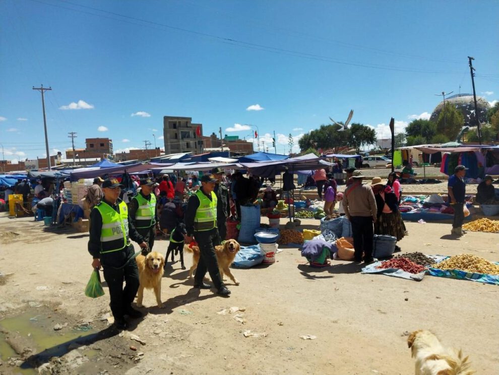 policías con sus canes en Oruro