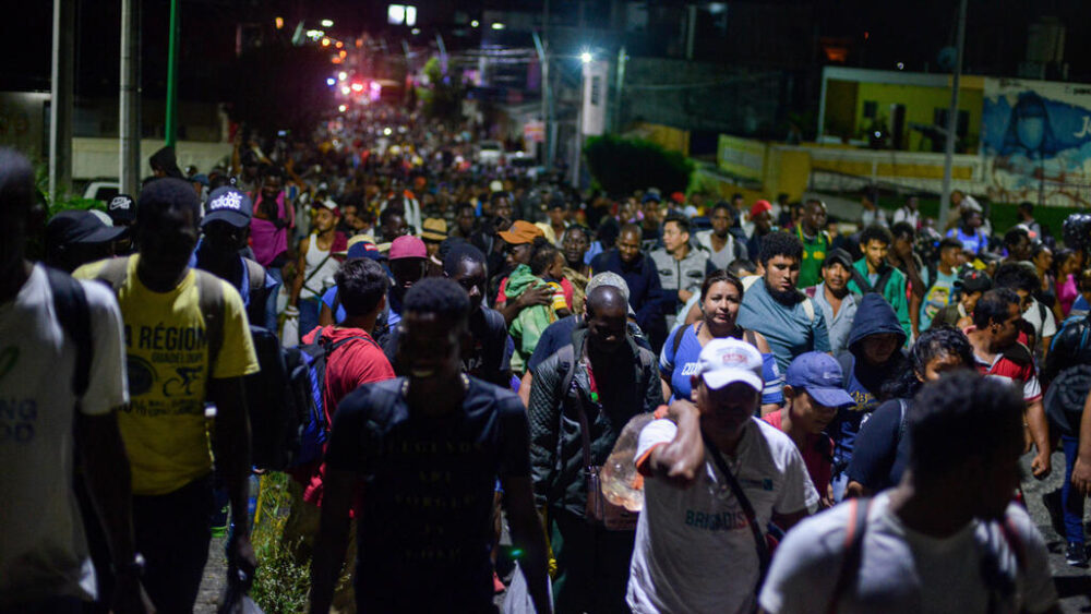 Migrantes procedentes de África, Cuba, Haití y otros países centroamericanos partieron a pie en la madrugada desde Tapachula, México, hacia la frontera sur de Estados Unidos (Archivo)
