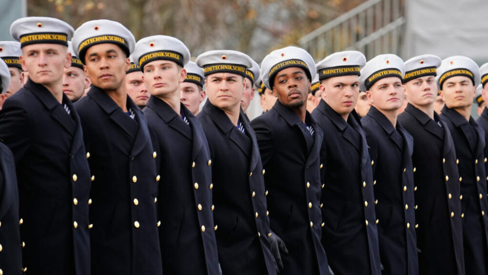 Unos reclutas participan en la ceremonia de juramento, acto central con motivo del 70.º aniversario del ejército alemán, frente a la Cancillería Federal en Berlín, Alemania, el 12 de noviembre de 2025.