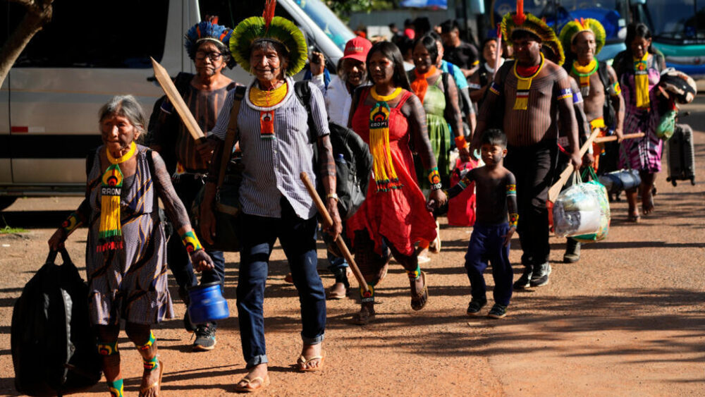 Pueblos indígenas de Brasil, en Brasilia, Brasil, el 5 de abril de 2026, participan en una movilización por los derechos territoriales y la protección del medio ambiente.