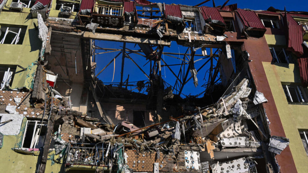 Daños en un edificio residencial después de un ataque ruso en Odesa, Ucrania, el lunes 6 de abril de 2026.