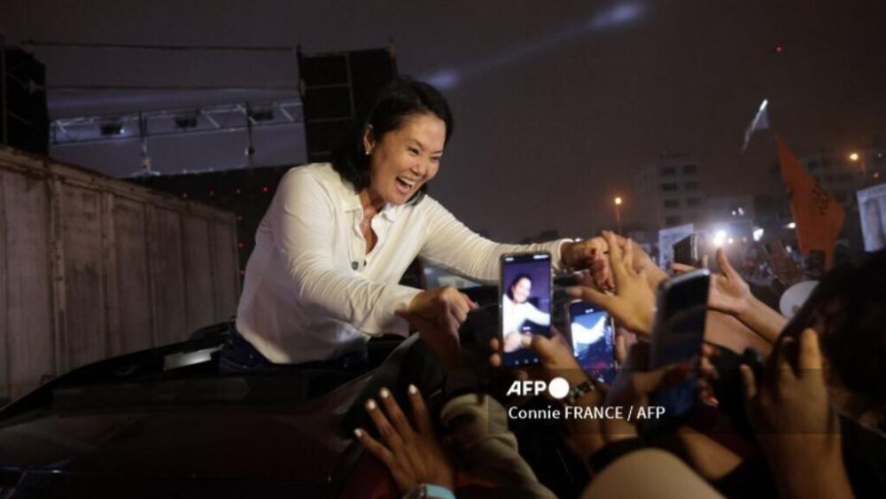 La candidata presidencial peruana Keiko Fujimori, del partido Fuerza Popular, saluda a sus seguidores tras un mitin electoral celebrado en la Explanada Perú-Corea, en el distrito de Ventanilla (Perú), el 2 de abril de 2026.